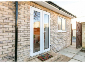 Pass the Keys Ultra Modern New-Built Studio with Free Parking